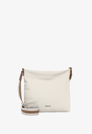 Cremfarbene, rechteckige Umhängetasche mit verstellbarem weiß-braunem Riemen und kleinem Metall-Logo der Marke vorne in der Mitte.