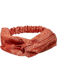 Roter Stoff-Haarreif mit einem Bandana-Muster in Creme, ausgestattet mit einem verdrehten Design an der Vorderseite und einem elastischen Band für eine enge Passform.