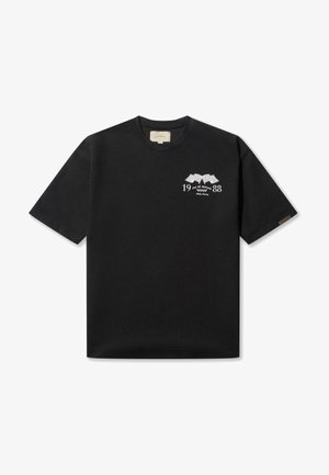 Čierne bavlnené tričko s krátkym rukávom, so zobrazením bielej grafiky hôr a textom "19" a "88" na hrudi.