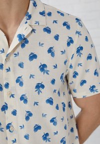 Pier One LINEN MIX BLEND SHIRT - Button down-skjorte - offwhite/blue