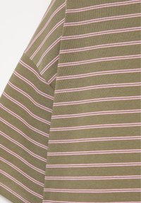 Tissu vert olive avec de fines rayures horizontales roses et blanches uniformément espacées, montrant un détail de couture de manche pliée.