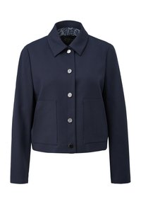 Granatowa kurtka z kołnierzem, srebrnymi guzikami, dwoma przednimi kieszeniami i wzorzystą podszewką. Wykonana z gładkiego materiału, o dopasowanym kroju.