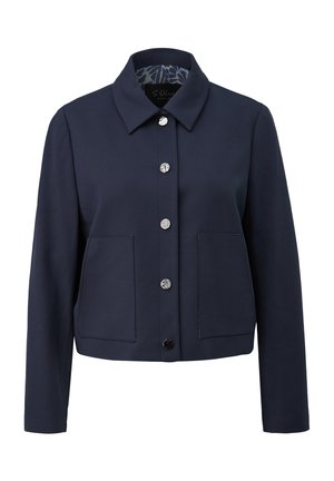 Granatowa kurtka z kołnierzem, srebrnymi guzikami, dwoma przednimi kieszeniami i wzorzystą podszewką. Wykonana z gładkiego materiału, o dopasowanym kroju.