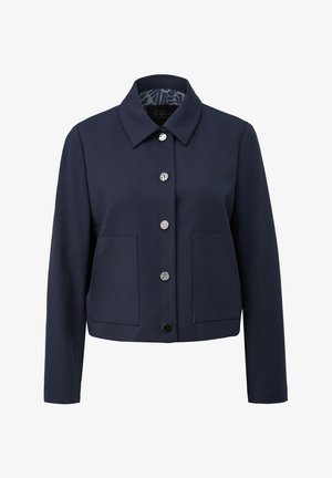 Granatowa kurtka z kołnierzem, srebrnymi guzikami, dwoma przednimi kieszeniami i wzorzystą podszewką. Wykonana z gładkiego materiału, o dopasowanym kroju.