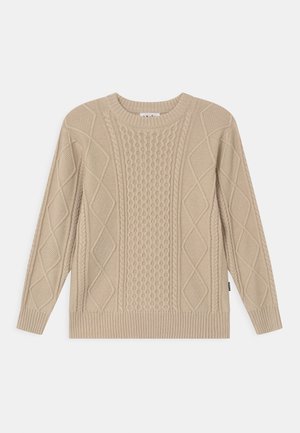 Pull en maille beige avec un motif texturé comportant des torsades et des losanges, un col rond, et des bords-côtes aux poignets et à l'ourlet.