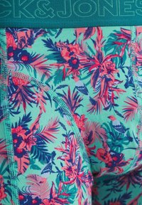 Meeste bokserid, millel on türkiissinine vöökoht. Omavad erksat lillemustrit roosa, sinise ja rohelise toonides. Pehme kangas nähtavate õmblustega.