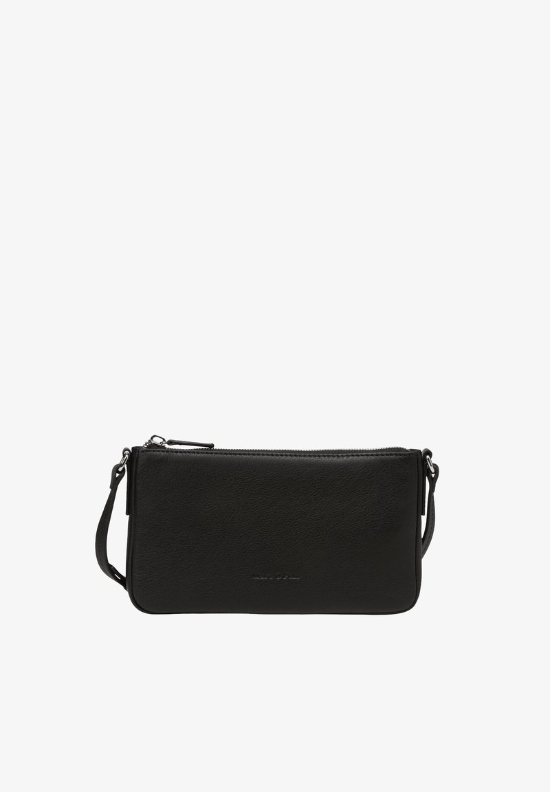 Clutch in pelle nera con texture liscia, forma rettangolare, chiusura con zip superiore e tracolla regolabile per versatilità.