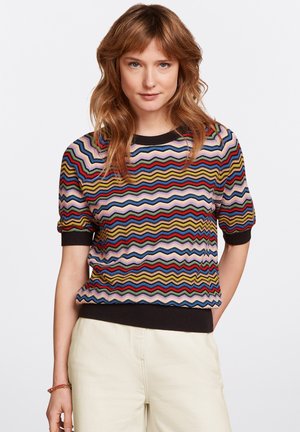 Maglione a maniche corte multicolore con motivo a onde nei colori rosa, giallo, rosso, verde e blu, con orlo e polsini a coste neri.