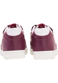 Bordeauxfarbene Ledersneaker mit weißen Akzenten, die eine glatte Textur und ein niedrig geschnittenes Design aufweisen. Klettverschlüsse runden den Look ab.