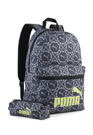 Tummakuvioinen Puma-reppu ja siihen sopiva penaali, joissa on toistuva logo ja suuri keltainen Puma-logo etutaskussa ja penaalissa.