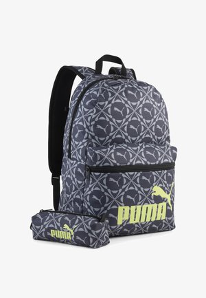 Sac à dos Puma sombre à motifs et trousse assortie avec logo répété et grand logo Puma jaune sur la poche avant et la trousse.