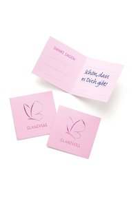 Das rosa Grußkarten-Set verfügt über ein Schmetterlingsdesign und den Text "GLANZVOLL". Es umfasst eine gefaltete Karte und zwei passende quadratische Karten.