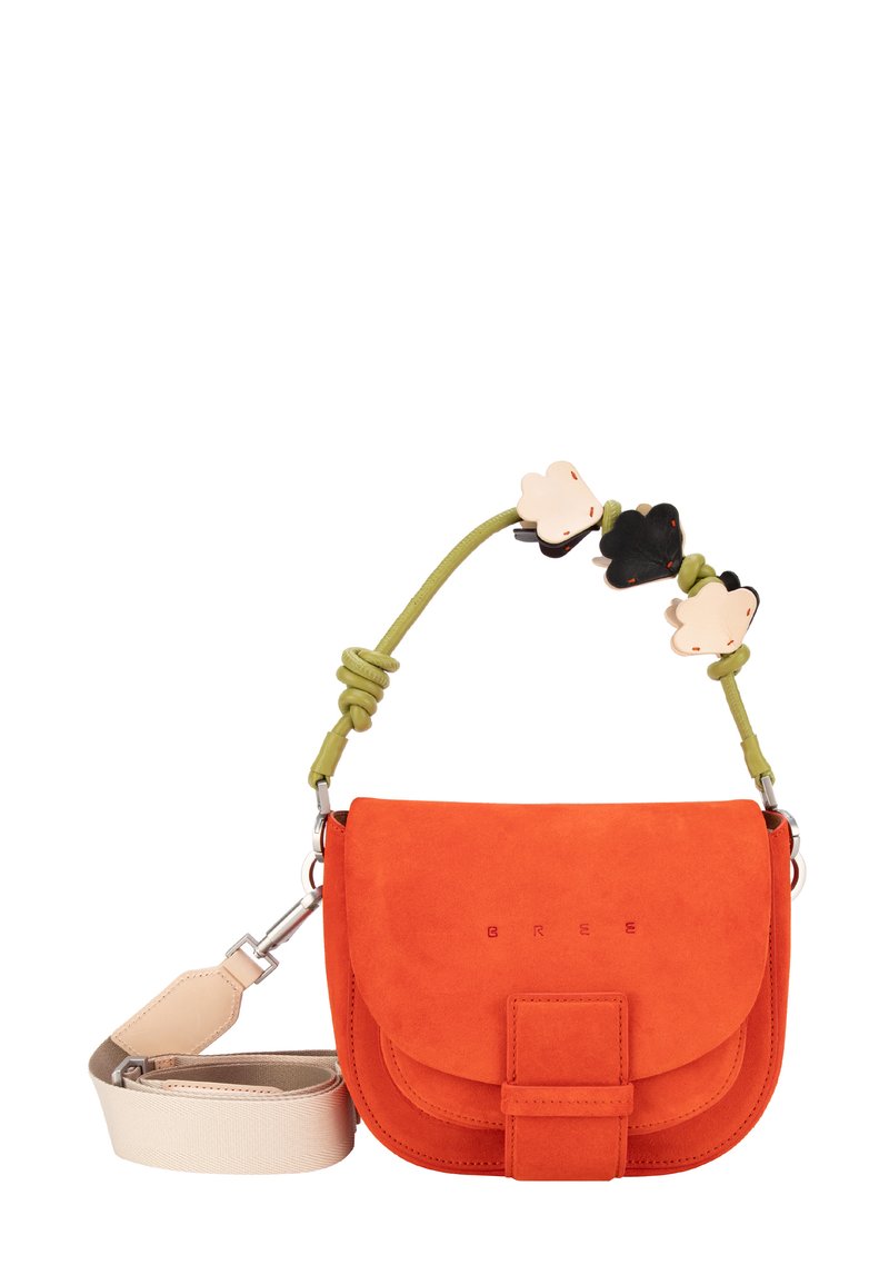 Bolso bandolera de ante naranja con asa de cordón verde y adornos decorativos. Incluye una correa beige ajustable y cierre de solapa magnética.