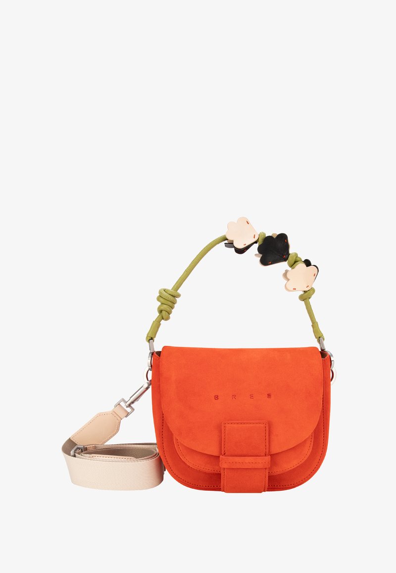 Bolso bandolera de ante naranja con asa de cordón verde y adornos decorativos. Incluye una correa beige ajustable y cierre de solapa magnética.