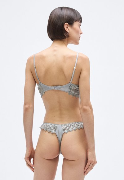 Sivi set donjeg rublja od satena s čipkom u obliku rombova na grudnjaku i tanga, podesivim naramenicama i zatvaračem na kopčanje.