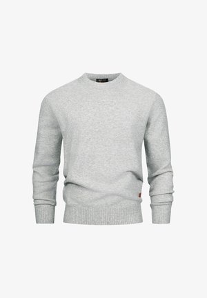 Jasnoszary sweter wykonany na drutach z okrągłym dekoltem, ściągaczami przy mankietach i u dołu. Posiada małą skórzaną metkę z logo po boku.