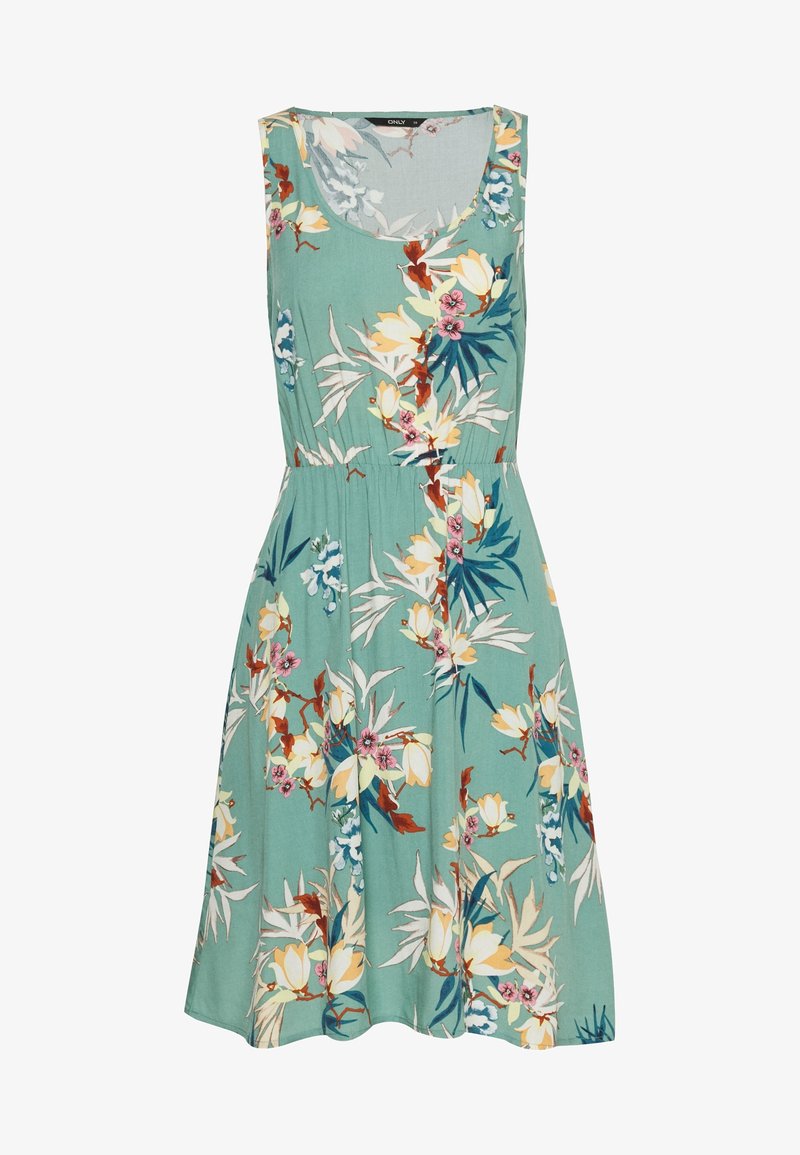 Robe d'été fleurie en tissu turquoise ornée de fleurs blanches, roses et jaunes. Modèle sans manches avec une taille cintrée et une jupe fluide.