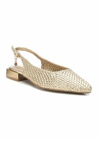 Slingback plano trenzado en dorado texturizado con punta afilada y un bajo tacón cuadrado. Correa ajustable en el tobillo con un acento metálico.