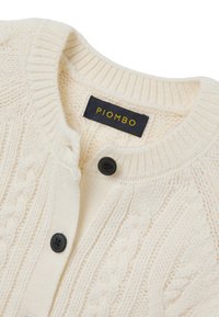 Cremfarbener Strukturstrick-Cardigan mit rundem Ausschnitt, schwarzen Knöpfen und einem Etikett mit der Aufschrift "PIOMBO" in Gelb auf dunklem Hintergrund.