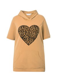 Hoodie à manches courtes beige avec un grand design de cœur imprimé léopard noir. Comprend une poche avant et une coupe décontractée. Matière en coton doux.