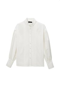 Blouse blanche avec un col haut, des manches longues et une fermeture à boutons. Présente des détails plissés sur le devant et des poignets froncés pour une texture.