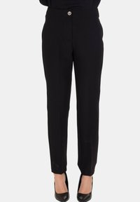 Pantaloni neri su misura con una trama liscia, dotati di chiusura con bottone e silhouette aderente. Adatti per abbigliamento formale o da lavoro.