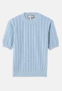Ljusblå stickad kortärmad tröja med ribbat mönster, rund halsringning och sömdetaljer längs kroppen.