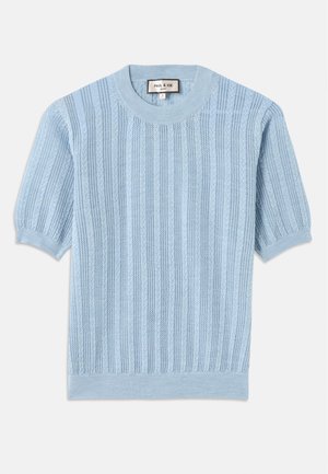 Lyseblå strikket kortærmet sweater med ribbet tekstur, rund halsudskæring og syet detaljering langs kroppen.