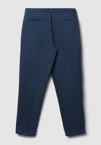 Marineblaue maßgeschneiderte Hosen mit elastischem Bund, zwei aufgesetzten Gesäßtaschen und umgeschlagenen Säumen, auf einem hellen Hintergrund flach präsentiert.