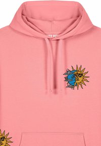 Sudadera rosa con un gráfico de un sol y una luna. El diseño incluye elementos amarillos y azules con contornos negros. Textura de tela suave.