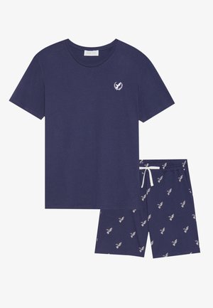 Conjunto de pijama de algodón azul marino que incluye una camiseta de manga corta con un pequeño logotipo y pantalones cortos estampados con cordón y acentos en blanco contrastantes.