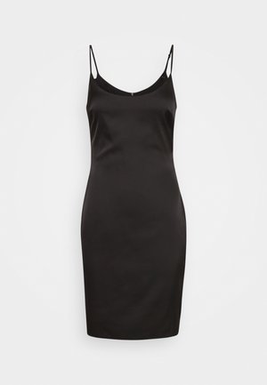 Zwarte slipjurk met dunne verstelbare bandjes en glad satijnen stof, kniehoogte en aansluitend silhouet op witte achtergrond.