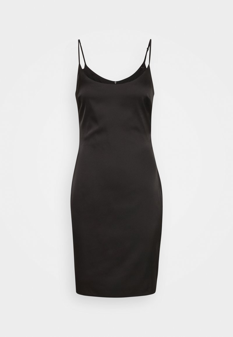 Schwarzes Slip-Kleid mit dünnen, verstellbaren Trägern und glattem Satin-Stoff, knielang und mit figurbetonter Silhouette auf weißem Hintergrund.