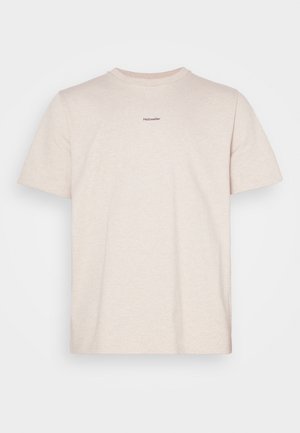 Gładki, jasno-beżowy t-shirt z krótkim rękawem z małym czarnym napisem „Holzweiler” na środku klatki piersiowej, przedstawiony na białym tle.