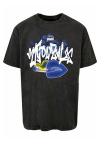 Camiseta de denim negro con mangas cortas, que presenta un diseño gráfico vibrante de labios y texto en estilo graffiti en la parte frontal.