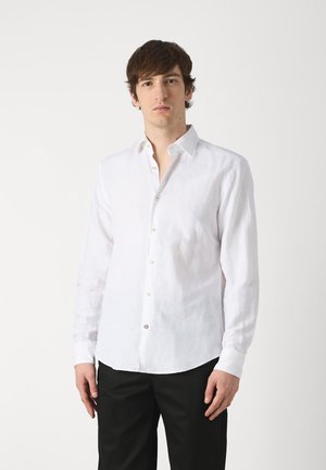 Camicia bianca in lino a maniche lunghe con colletto button-down, caratterizzata da un tessuto leggermente strutturato e piccoli bottoni simili a perle lungo il davanti.