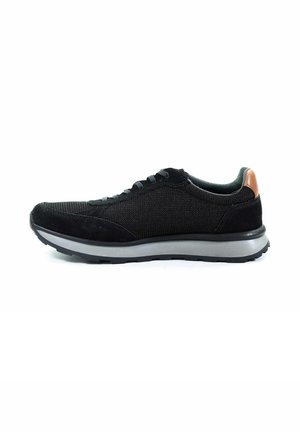 Czarne sportowe buty z siateczkową cholewką i zamszowymi akcentami, z szarym spodem i brązowym skórzanym wykończeniem pięty. Związane sznurówki.