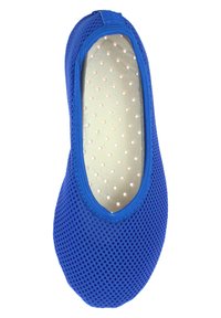 Blaue Netz-Slipper mit runder Zehenpartie, ausgestattet mit einem strukturierten Innenraum und einer gepolsterten Sohle mit kleinen Belüftungsöffnungen.