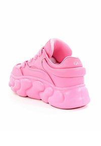 Różowe sneakersy z masywną, falistą podeszwą, gładkim syntetycznym materiałem, zaokrąglonymi krawędziami i dopasowanymi sznurowadłami. Subtelny detal z logo na pięcie.