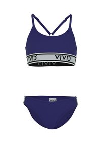 Väri-purppura kaksiosainen uimapuku, jossa on ristikkäin nauhat ja musta-harmaaraidallinen vyö, jossa on "VIVID"-logo ylhäällä ja alhaalla.