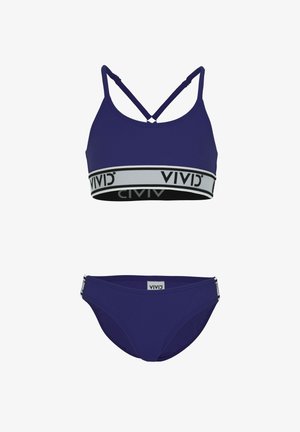 Ljubičasti dvodijelni bikini set s ukriženim trakama, koji se sastoji od crno-sive pruge na vrhu i dnu sa "VIVID" logotipom.