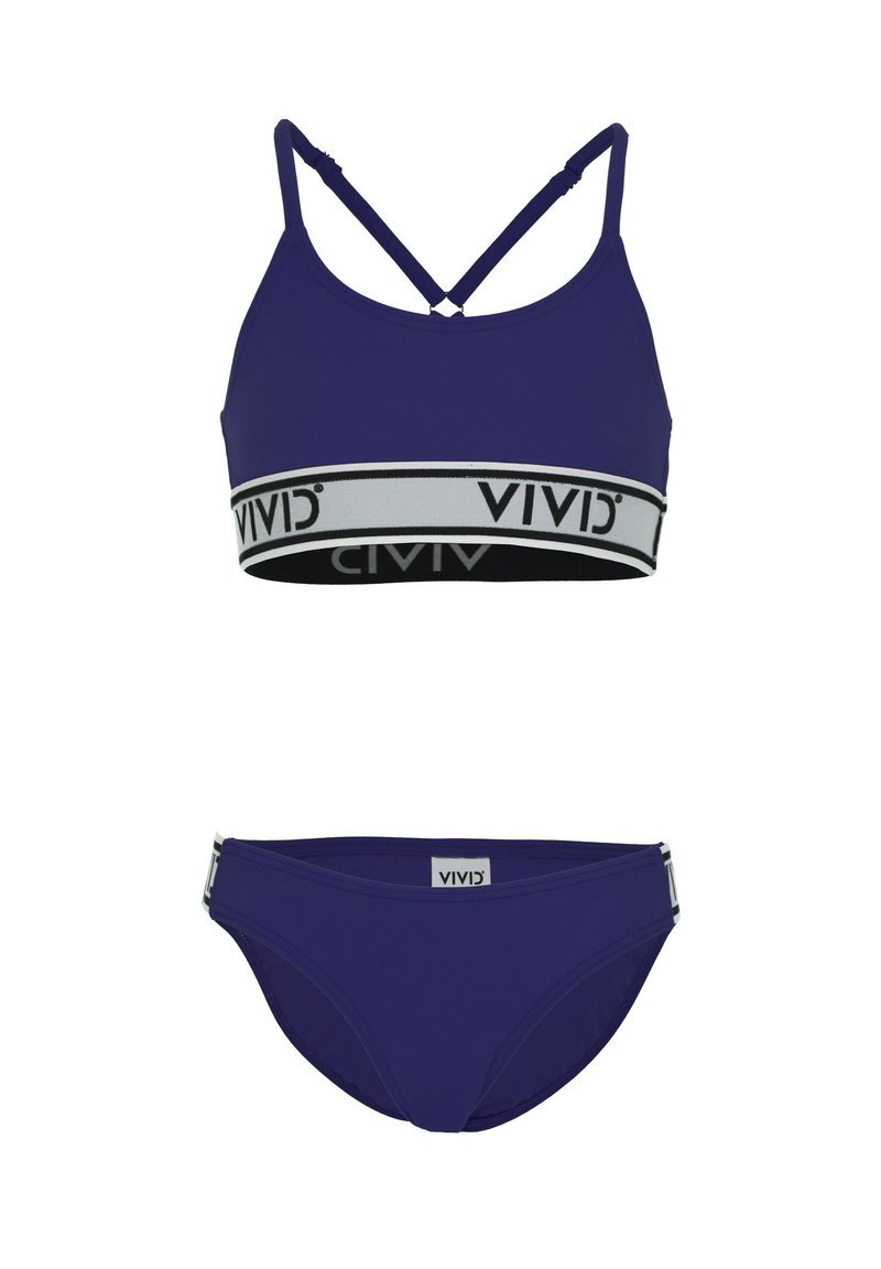 Väri-purppura kaksiosainen uimapuku, jossa on ristikkäin nauhat ja musta-harmaaraidallinen vyö, jossa on "VIVID"-logo ylhäällä ja alhaalla.