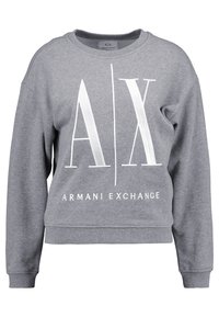 Grå sweatshirt tillverkad av mjukt tyg, med rund hals, långa ärmar och framträdande vita "AX"- och "Armani Exchange"-logotyper på framsidan.