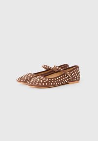 Ballerines marron Mary Jane avec sangle au cheville, ornées de clous ronds dorés régulièrement espacés, présentées sur un fond blanc uni.