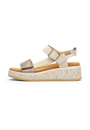Beige kile-sandal med glitrende platåsål, justerbar sølvspænde-rem og metallisk frontrem, vist fra siden på hvid baggrund.