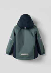 Groene en marineblauwe waterdichte jas met een capuchon, elastische manchetten en reflecterende accenten. Kenmerkt een logolabel aan de achterkant van de zoom.