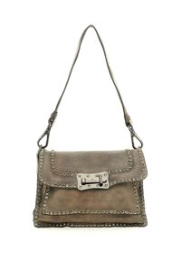 Borsa a mano in pelle marrone con dettagli borchiati, chiusura in metallo e tracolla regolabile. La borsa presenta un design con patta e una finitura texturizzata e liscia.