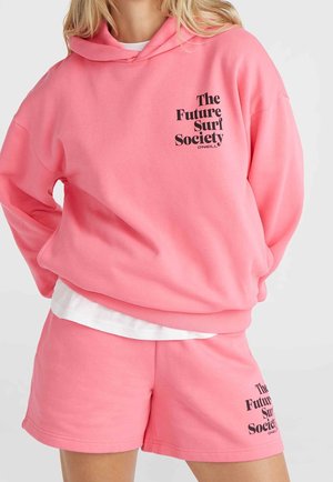 Rosa hoodie med framficka, med svart text "The Future Surf Society O'Neill." Kombinerad med matchande shorts, båda i mjukt tyg.