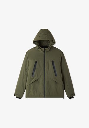 Oliwkowa kurtka z kapturem, z zamkiem z przodu, dwoma czarnymi kieszeniami na suwak na piersi oraz elastycznymi mankietami dla dopasowanego fasonu.