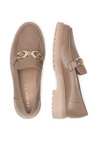 Brūni ādas loafers ar zelta metāla akcentiem, noapaļota purngala un strukturēta gumijas zole. Satur šuvju detaļas un dekoratīvu jostu.